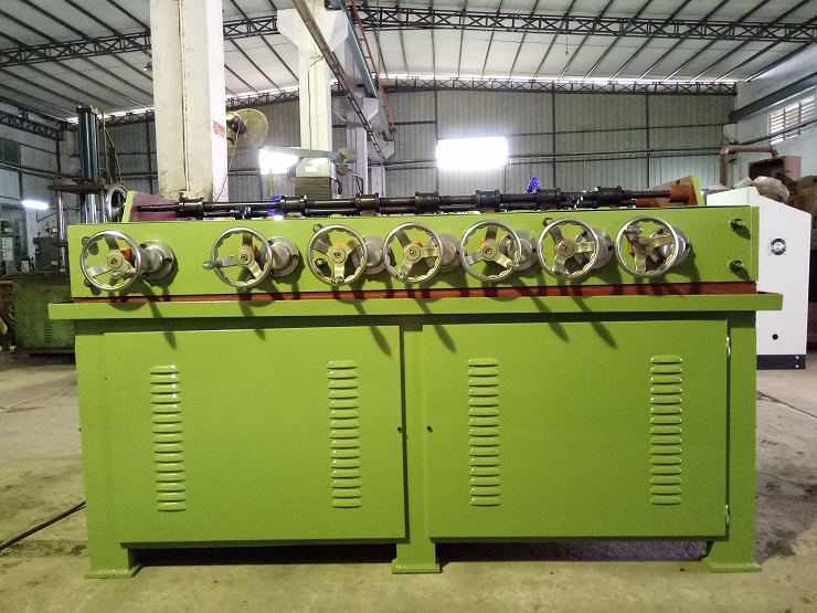 1499844766540832.jpg 鋼管矯直機(jī)側(cè)面圖.jpg