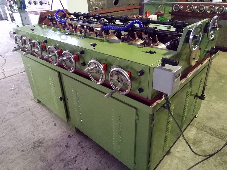 1499844776400907.jpg 鋼管矯直機(jī)側(cè)面圖片.jpg