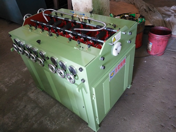 圓管矯直機(jī) 圓管矯直機(jī)